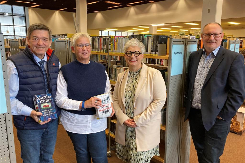 Neue Leiterin der Bibliothek: Ohne Marschall 66 bleibt vieles Stückwerk Bürgermeister Werner Arndt (v.l.), Kulturdezernentin Claudia Schwidrik-Grebe und Kulturamtschef Andreas Steinberg heißen Beate Convent (2.v.l.) in der Stadtbibliothek im Riegelhaus willkommen.