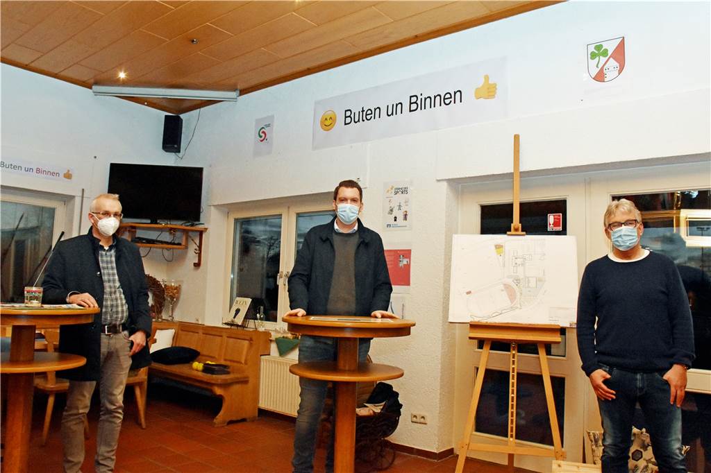 Bürgermeister Werner Stödtke, SC-Geschäftsführer Tobias Sicking und Ideengeber Hubert Stenert (v. l.) stellten im Februar in einem Pressegespräch im Clubheim des SC Südlohn ihre Motivation für das Projekt "Buten und Binnen" vor. Das SC-Gelände soll ein Treffpunkt werden – für Sportler, aber auch für Senioren, junge Mütter oder Kulturbegeisterte. Vieles sei möglich.