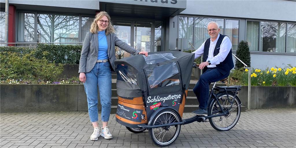 Schlingefietse fast komplett ausgebucht – kleinere Anpassungen geplant Bürgermeister Werner Stödtke und Klimamanagerin Pauline Thesing präsentierten im Frühjahr das frisch angeschaffte E-Lastenrad. Seit April wurde dieses nun rege von den Südlohnern und Oedingern gebucht.