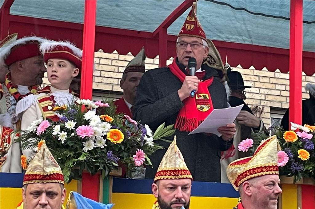 Prinz Christian IV hat die Macht übernommen: „Das letzte Dreigestirn ohne Balkon“ Bürgermeister Wilhelm Sendermann gibt für ein paar Tage die Macht ab.