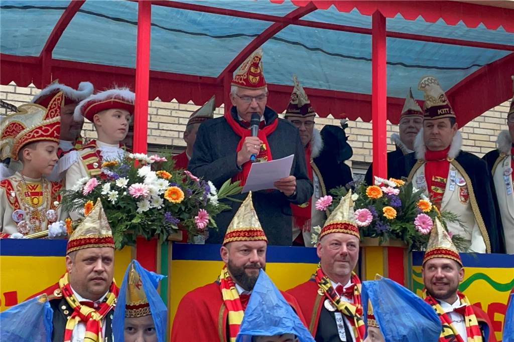 Bürgermeister Wilhelm Sendermann hielt noch eine Rede, bevor er den Schlüssel hergab.