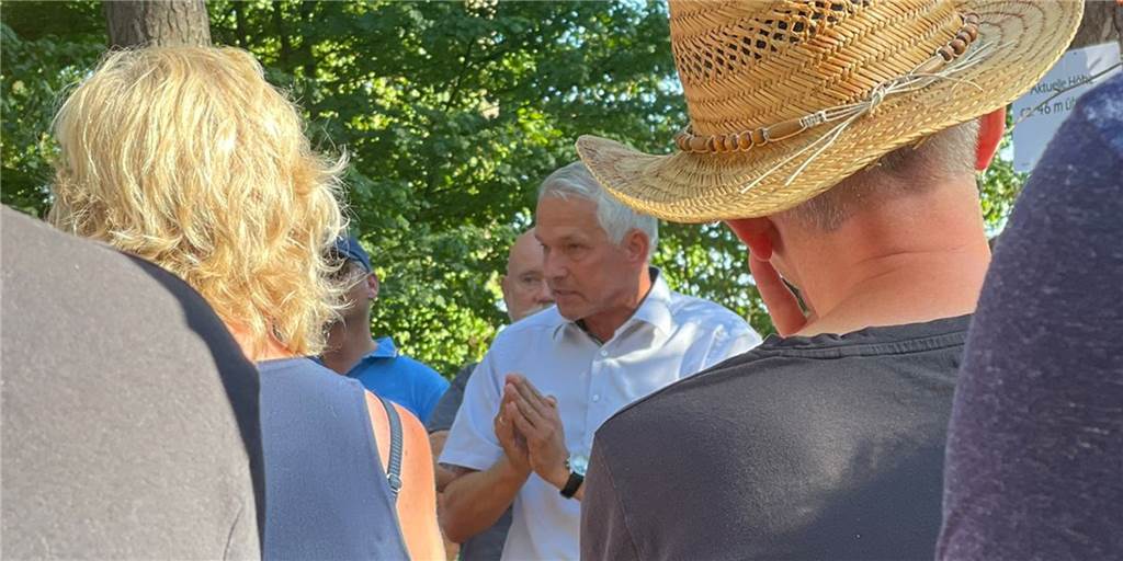 Neue Stever vor dem Aus: Bürgermeister will Millionen-Projekt in Olfen stoppen Bürgermeister Wilhelm Sendermann informierte zusammen mit den Planern des Projekts an drei Stellen in Olfen, an denen die neue Stever mal fließen könnte.