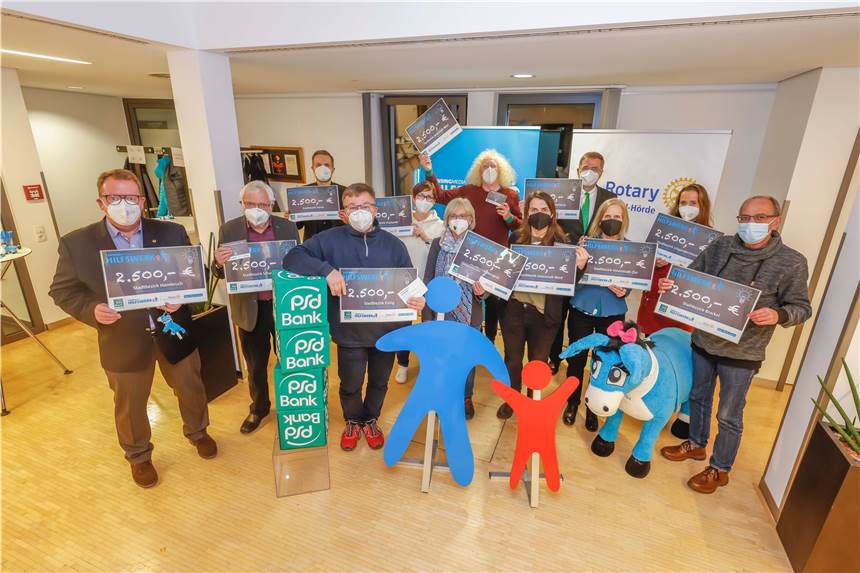 Geld für Schulen und Kitas: Das sind die Gewinner der Bildungsschecks 2021 Bürgermeisterin Barbara Brunsing, Bezirksbürgermeisterinnen und Bezirksbürgermeister und die Vertreter von Sponsoren und des Lensing Media Hilfswerks ermittelten die Bildungsscheck-Gewinner für 2021.
