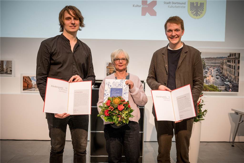 Revolution im Bauen beginnt mit Steineklopfen: Preis für junge Architekten Bürgermeisterin Barbara Brunsing überreichte den beiden gebürtigen Dortmundern Philipp Valente (l.) und Jonathan Schmalöer ihre Urkunden und gratulierte herzlich im Namen der Stadt