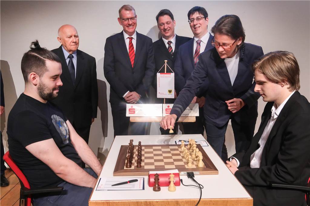 Von „spanischen Eröffnungen“ und „kriminellen Zügen“: Das Chess-Meeting ist eröffnet Bürgermeisterin Birgit Jörder eröffnete unter fachmännischer Begleitung die Eröffnungspartie zwischen Ian Nepomniachtch und Richard Rapport.