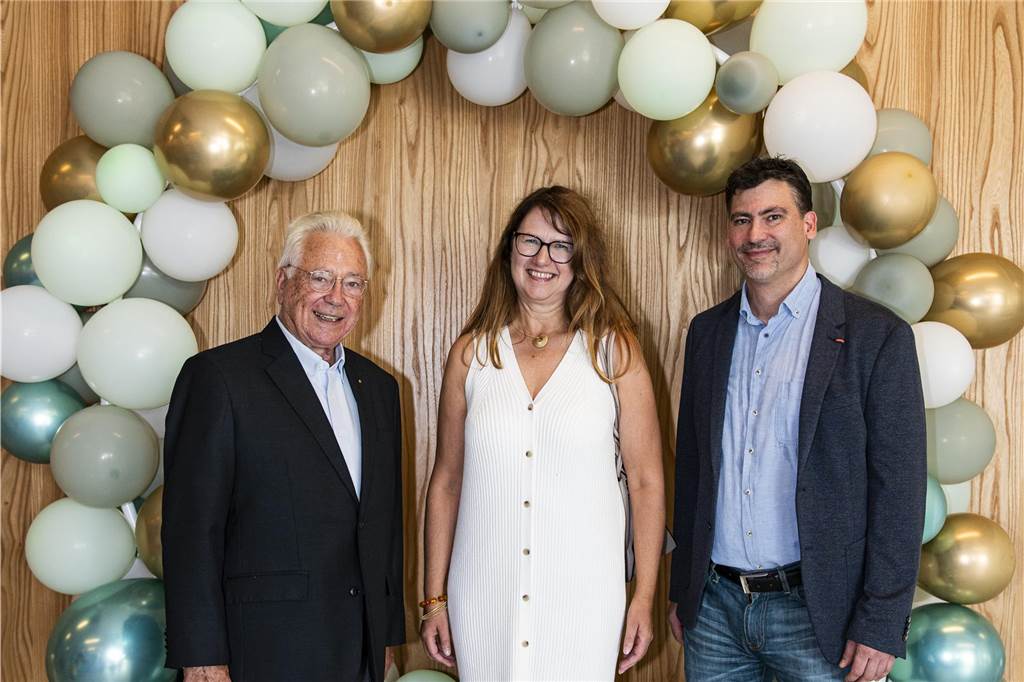 Bürgermeisterin Karola Voß gehörte natürlich zu den Gratulanten, die Dr. Ralf Gerl (l.) und dr. med. (univ.-bud.) Michael Gerl zu 50 Jahren in der Augenheilkunde beglückwünschten.