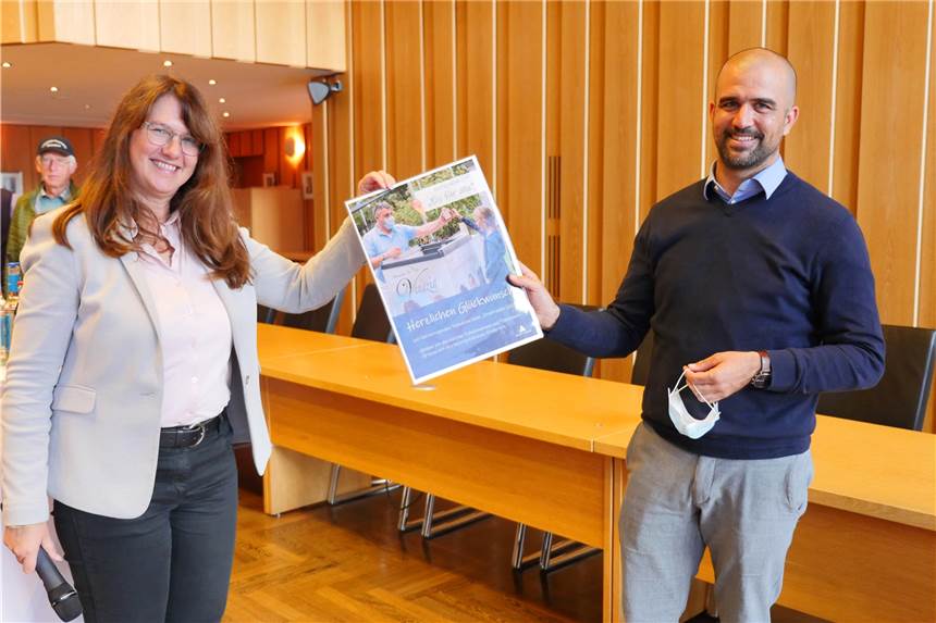 Vier strahlende Siegerteams entscheiden Ahauser Stadtradeln für sich Bürgermeisterin Karola Voß gratulierte dem Schulleiter Niels Hakenes der Canisiusschule zur besonderen Leistung der Schule beim Stadtradeln 2020.