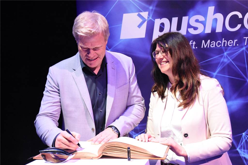 Oliver Kahn zieht Parallelen zwischen Fußball und Unternehmertum Bürgermeisterin Karola Voß hatte das Goldene Buch der Stadt Ahaus mitgebracht, damit der Ex-Nationaltorhüter sich eintragen kann.
