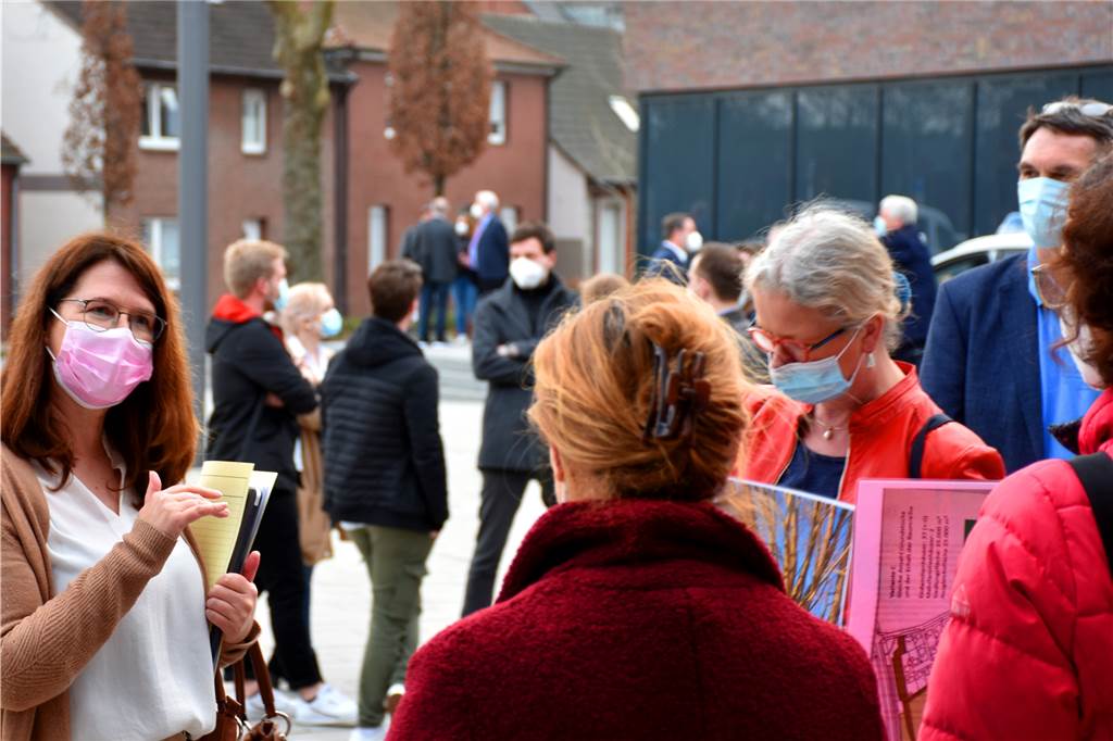 Rat entscheidet sich für mehr Grundstücke und gegen die Weiden Bürgermeisterin Karola Voß vor der Ratssitzung im Gespräch mit Demonstranten, die sich für den Erhalt der Weiden eingesetzt haben. Ihr war daran gelegen, eine möglichst sachliche Diskussion zum Baugebiet Wüllen Nord 2 zu führen. Das gelang nicht immer.