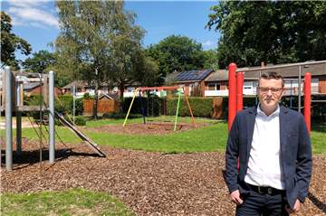 Bürgermeisterkandidat Berthold Dittmann (49) an einem Ort seiner Kinderheit: dem Kinderspielplatz am Drubbel. Familiengerechtes Wohnen ist für ihn eine zentrale Aufgabe kommunaler Politik.