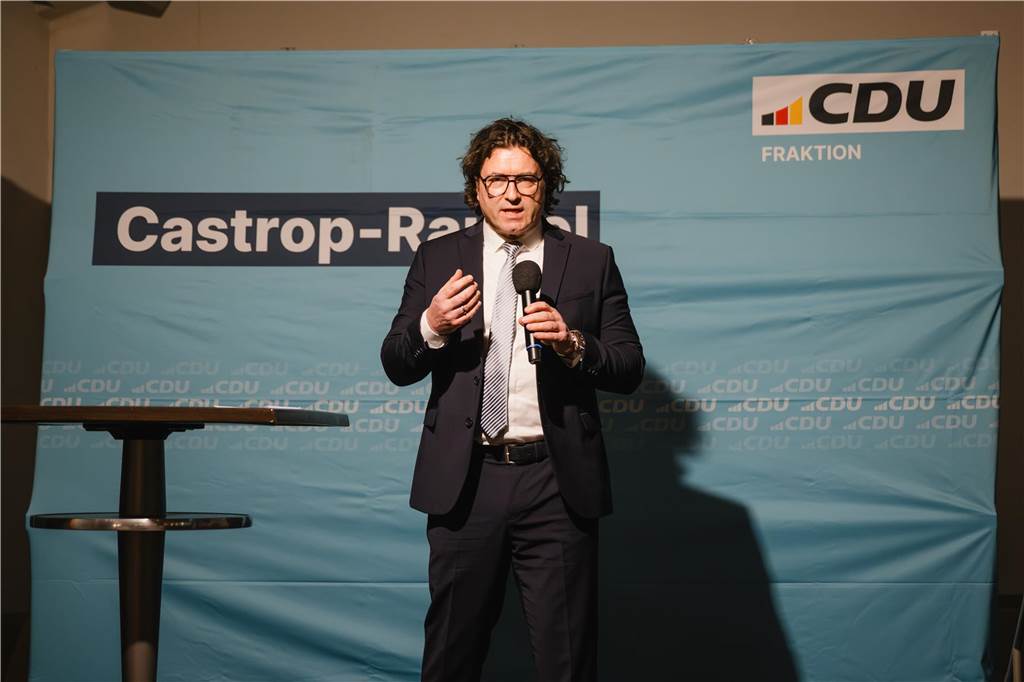 CDU ehrt Sportler: Erika Fels für ihr Lebenswerk ausgezeichnet Bürgermeisterkandidat Thomas Thiel hielt eine Laudatio auf den krankheitsbeding nicht anwesenden Dr. Christian Kühne.