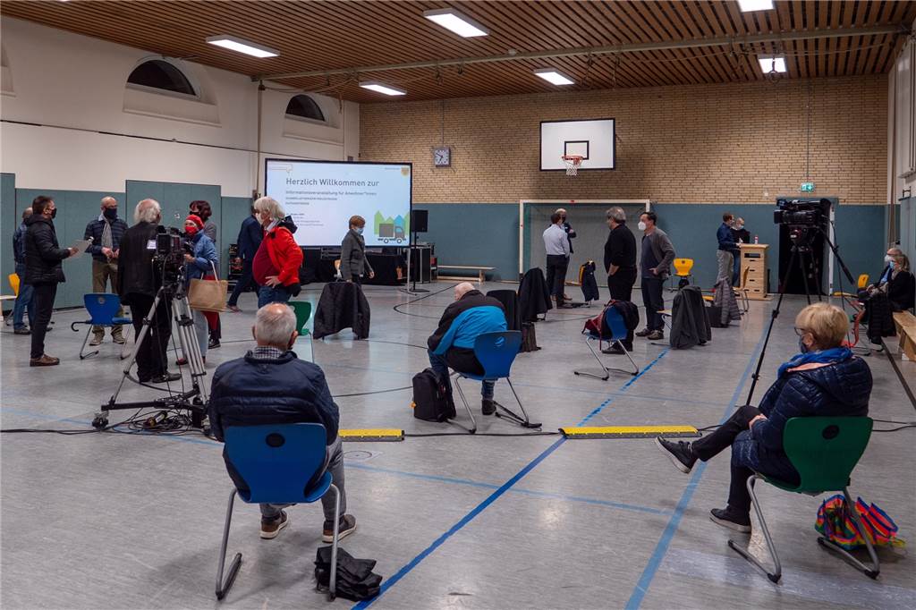LKW-Ärger im Kreuzviertel könnte noch Jahre andauern Bürgerversammlung auf Abstand. Mikrophone werden nach jeder Rede desinfiziert und aufgrund der Abstandsregelungen sind nur 30 Personen vor Ort.
