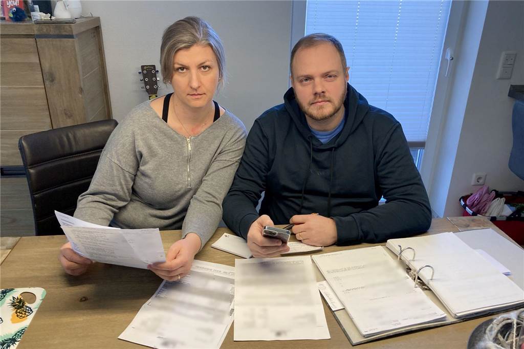 Grundsteuer: Auf Facebook gibt es weitere Berichte über Kostenschocks Marzena und David Pietzka aus Marl sitzen an einem Tisch, auf dem sich ihre Grundsteuer-Unterlagen befinden.
