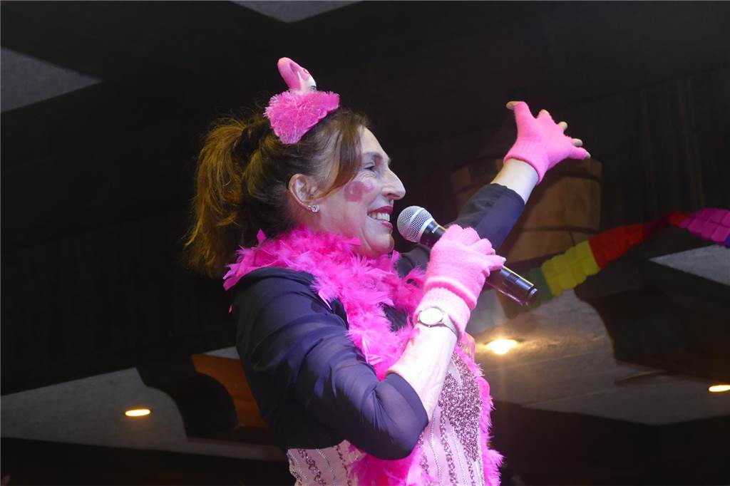 Großartige Stimmung beim Graeser Kolping-Büttabend Eine Frau in pinkfarbenem Kostüm