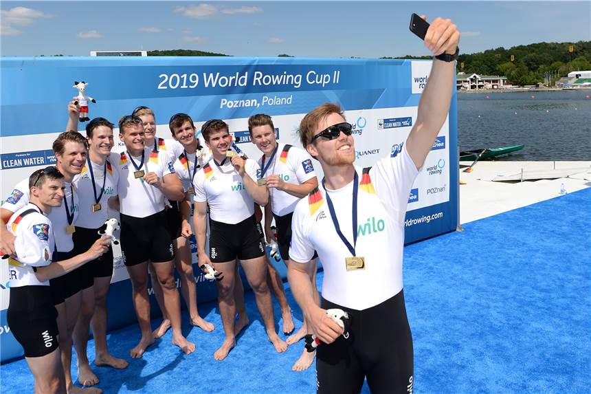 So prägten Dorstens Ruderer das Weltcup-Wochenende Bugmann Johannes Weißenfeld (r.) schießt nach dem Weltcupsieg des Deutschland-Achters ein Selfie von sich und der Crew um den Dorstener Christopher Reinhardt (4.v.r.).