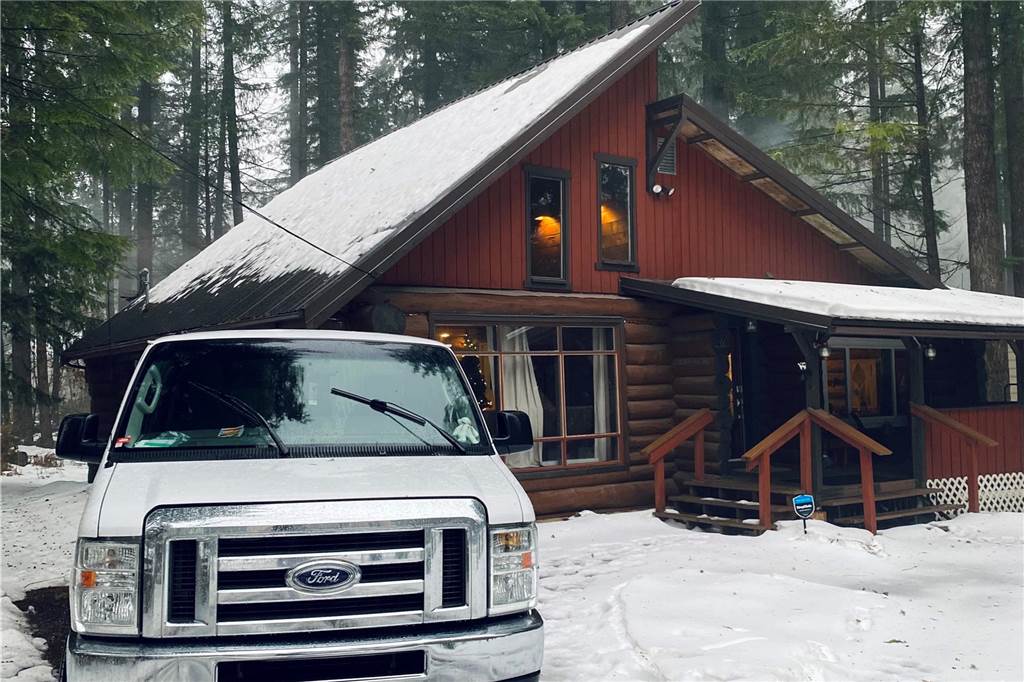 Lisa Bromenne und Jonas Bergmann: In Kanada den Lebenstraum entdeckt Auto vor einem kanadischen Holzhaus