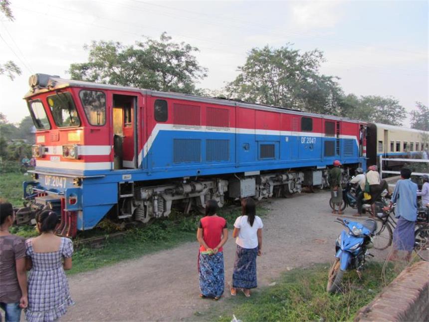 Abseits vom Trampelpfad: Unterwegs in Myanmars Norden Bummelfahrt durch Birmas Norden: Die blau-rote Diesellok bringt Urlauber von Mandalay ins Shan-Hochland. Foto: Bernd Kubisch