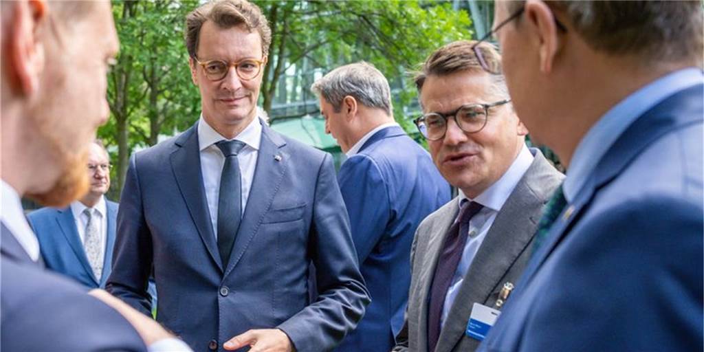 Krieg und Pandemie: Das planen Scholz und die Ministerpräsidenten Michael Kretschmer (l-r), Hendrik Wüst, Boris Rhein und Bodo Ramelow stehen im Garten der Landesvertretung von NRW.