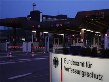 Bundesamt für Verfassungsschutz in Köln. V-Leute und verdeckte Mitarbeiter der Geheimdienste sollen künftig nach bestimmten Straftaten unter Umständen straffrei ausgehen können.