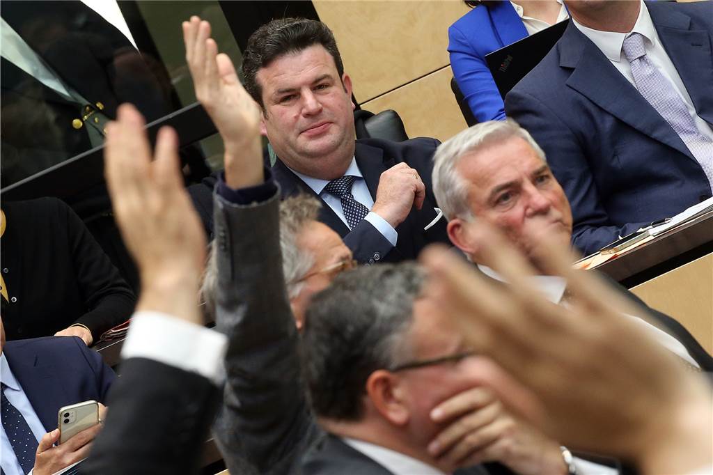 Annika bezieht Grundsicherung und kritisiert das neue Bürgergeld scharf Bundesarbeitsminister Hubertus Heil (SPD) verfolgt während der Bundesratssitzung die Abstimmung zum Bürgergeld.