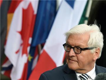 Bundesaußenminister Frank-Walter Steinmeier gibt auf dem Rathausmarkt in Lübeck ein Statement ab. Foto: Carsten Rehder