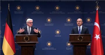 Bundesaußenminister Frank-Walter Steinmeier (l., SPD) und der türkische Außenminister Mevlüt Cavusoglu bei einer Pressekonferenz nach ihrem Treffen in Ankara.