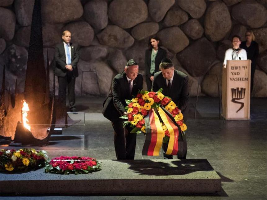 Holocaust-Gedenktag in Israel: Gabriel erinnert an die Opfer Bundesaußenminister Sigmar Gabriel besucht die Holocaust-Gedenkstätte Yad Vashem in Jerusalem und legt dort in der Halle der Erinnerung zusammen mit dem deutschen Botschafter in Israel einen Kranz nieder. Foto: Bernd von Jutrczenka