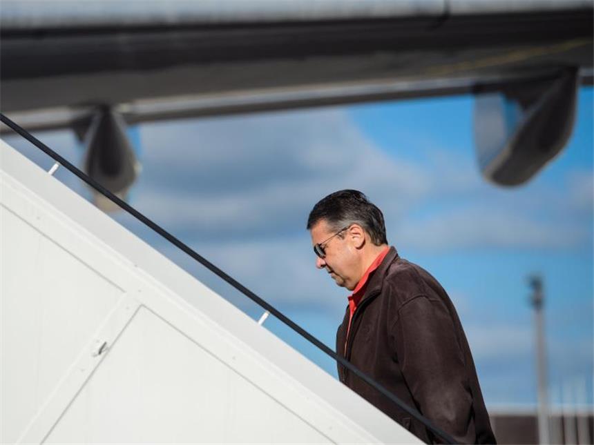 Türkischer Botschafter ins Auswärtige Amt einbestellt Bundesaußenminister Sigmar Gabriel steigt auf dem militärischen Teil des Flughafens Tegel in Berlin in einen Airbus A340 der Deutschen Luftwaffe. Foto: Gregor Fischer