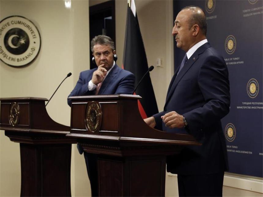 Bundesaußenminister Sigmar Gabriel und der Außenminister der Türkei, Mevlüt Cavusoglu, sprechen in Ankara. Foto: Burhan Ozbilici