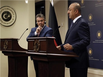 Bundesaußenminister Sigmar Gabriel und der Außenminister der Türkei, Mevlüt Cavusoglu, sprechen in Ankara. Foto: Burhan Ozbilici