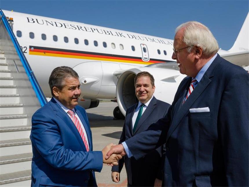 Einigungsversuch im Incirlik-Streit gescheitert Bundesaußenminister Sigmar Gabriel wird bei seiner Ankunft auf dem Internationalen Flughafen Ankara von Martin Erdmann, Botschafter der Bundesrepublik Deutschland in der Republik Türkei, empfangen. Thomas Trutschel/photothek.net Foto: Thomas Trutschel