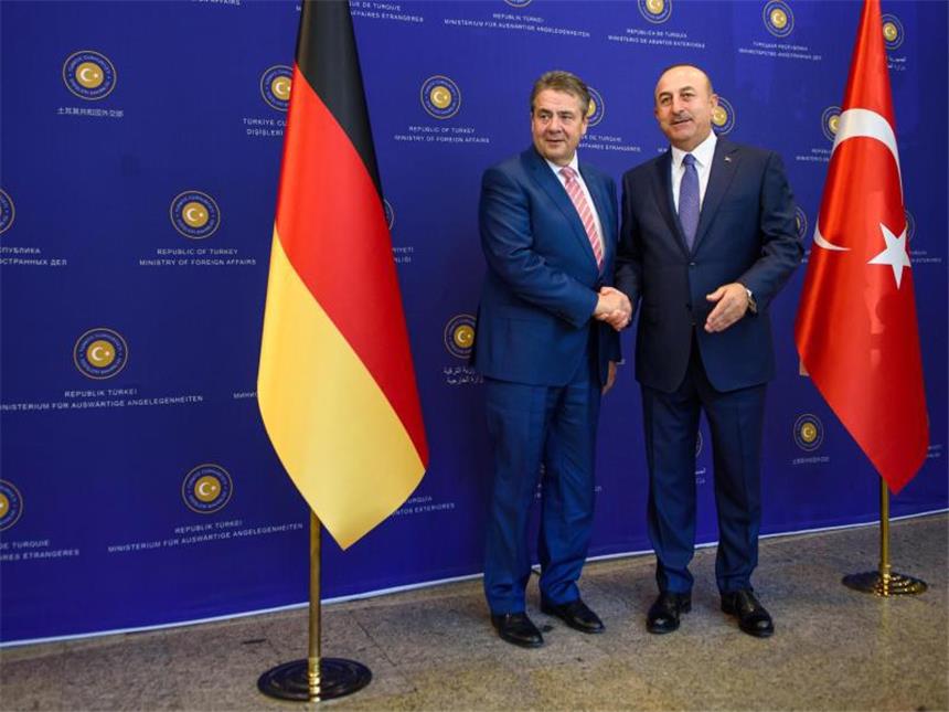 Einigungsversuch im Incirlik-Streit gescheitert Bundesaußenminister Sigmar Gabriel wird in Ankara vom Außenminister der Republik Türkei, Mevlüt Cavusoglu, begrüßt. Foto: Gregor Fischer