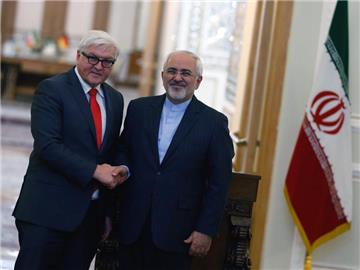 Bundesaußenminister Steinmeier mit seinem iranischen Amtskollegen Mohammed Dschawad Sarif in Teheran. Foto: Abedin Taherkenareh