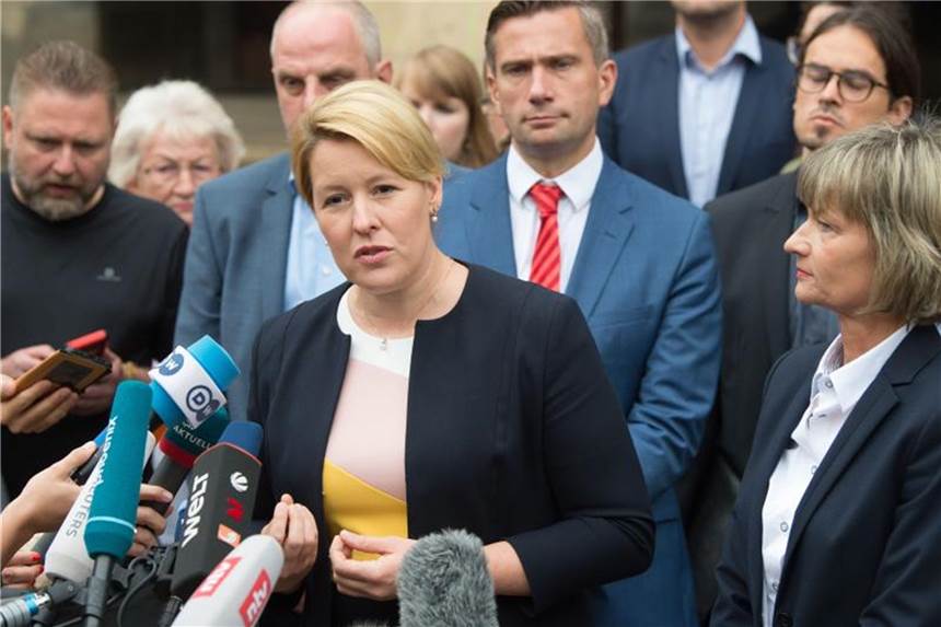 Bundesfamilienministerin Franziska Giffey (l) beantwortet vor dem Rathaus in Chemnitz die Fragen der Journalisten. Foto: Sebastian Kahnert
