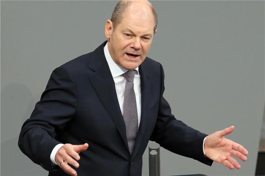 Große Koalition streitet über Haushaltsplan von Scholz Bundesfinanzminister Olaf Scholz (SPD) im Deutschen Bundestag. Trotz anhaltender Rekordeinnahmen bei den Steuern und eines kräftigen Wirtschaftswachstums will der Bund die öffentlichen Investitionen zurückfahren. Foto: Wolfgang Kumm