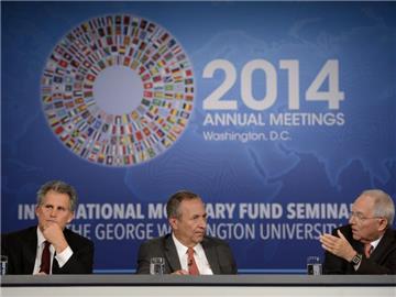 Bundesfinanzminister Wolfgang Schäuble neben dem Harvard-Wirtschaftswissenschaftler Larry Summers und dem IWF-Direktor David Lipton. Foto: Shawn Thew