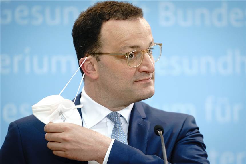 Spahn: Maskenpflicht draußen kann grundsätzlich entfallen Bundesgesundheitsminister Jens Spahn (CDU): „In einem ersten Schritt kann die Maskenpflicht draußen grundsätzlich entfallen“.