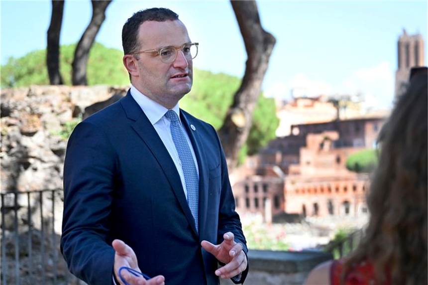 Bundesgesundheitsminister Jens Spahn (CDU) spricht am Rande des G20-Treffens der Gesundheitsminister mit Journalisten.