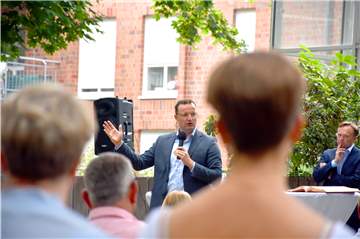 Bundesgesundheitsminister Jens Spahn hat am Samstag im Garten des Henricusstifts vor rund 100 Südlohnern und Oedingern über den aktuellen Stand in der Corona-Pandemie gesprochen.