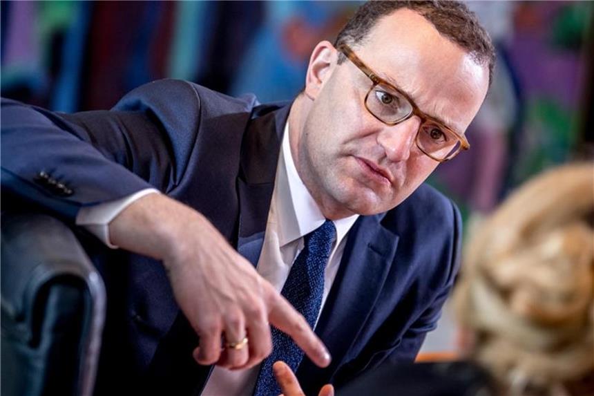 Bürger müssen sich auf höhere Pflegebeiträge einstellen Bundesgesundheitsminister Jens Spahn rechnet mit einer Beitragserhöhung bei der Pflegeversicherung. Foto: Michael Kappeler