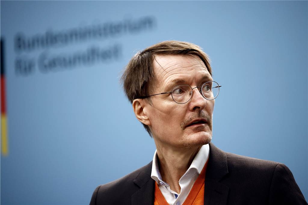 Maskenpflicht im Fernverkehr fällt: Lauterbach nennt Datum für Abschaffung Bundesgesundheitsminister Karl Lauterbach spricht bei einer Pressekonferenz.