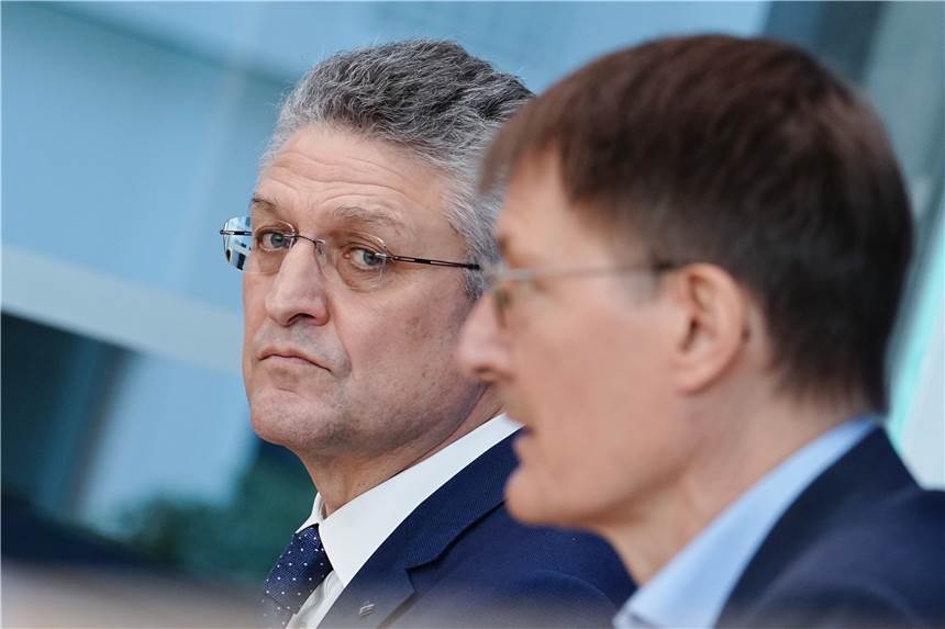 Wegen Omikron: RKI rechnet mit „schlagartiger Erhöhung der Infektionsfälle“ und stellt Forderung Bundesgesundheitsminister Karl Lauterbach (r.) und Lothar Wieler, Präsident Robert Koch-Institut (RKI).