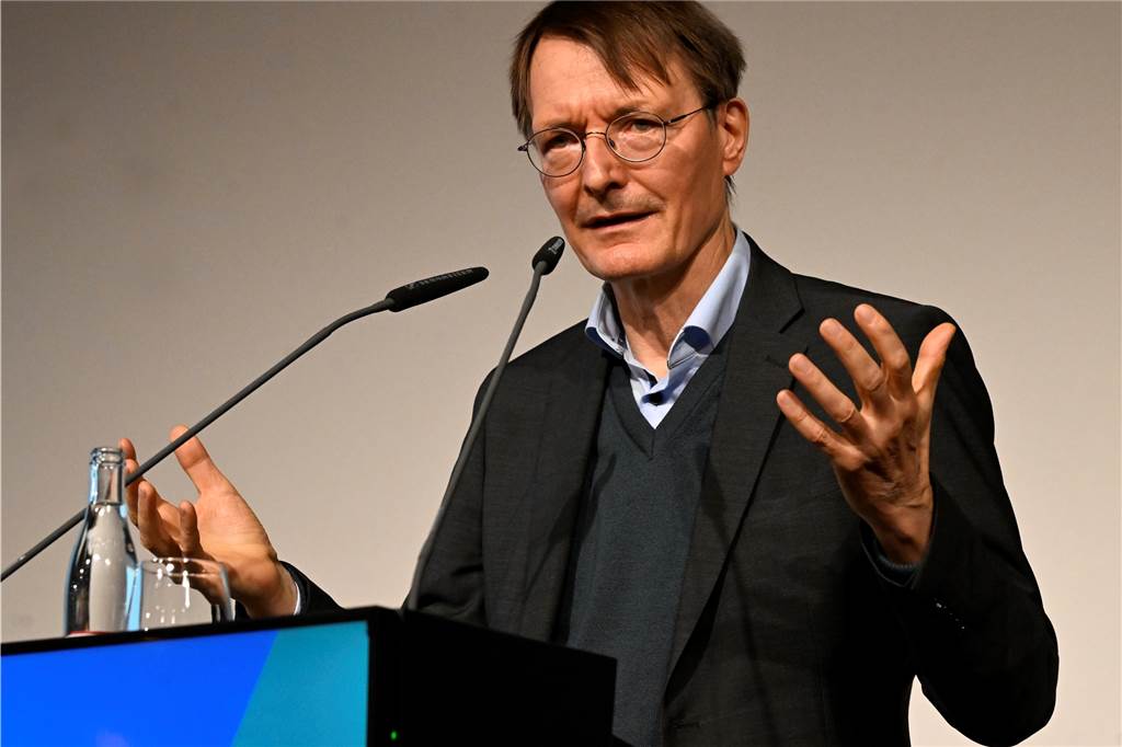 So reagieren Apotheken auf das zu Entlastungspaket für Krankenhäuser Bundesgesundheitsminister Karl Lauterbach (SPD) steht an einem Rednerpult.