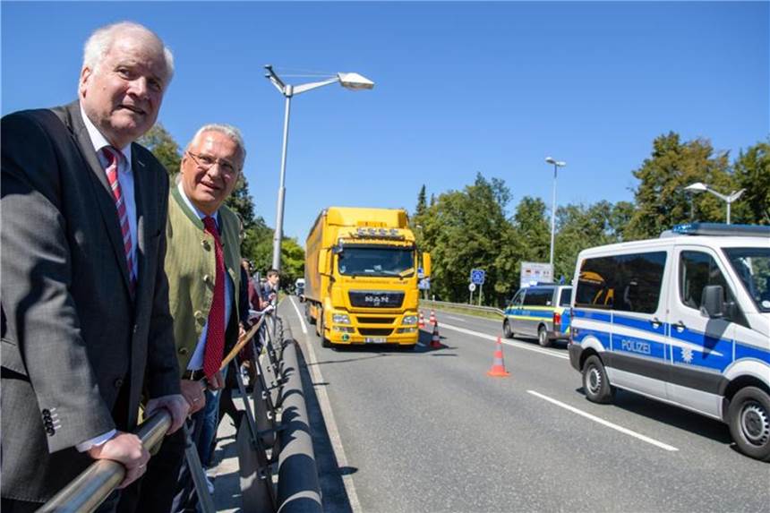 Bundesinnenminister Horst Seehofer und Joachim Herrmann, Innenminister von Bayern, beobachten die Grenzkontrollen der bayerischen Polizei. Foto: Matthias Balk