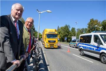 Bundesinnenminister Horst Seehofer und Joachim Herrmann, Innenminister von Bayern, beobachten die Grenzkontrollen der bayerischen Polizei. Foto: Matthias Balk