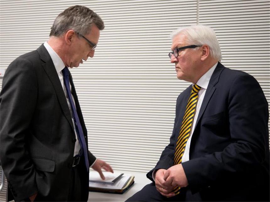 Regierung will kriminelle Ausländer einfacher ausweisen Bundesinnenminister Thomas de Maiziere (l) und Außenminister Frank-Walter Steinmeier unterhalten sich im Bundestag. Foto: Kay Nietfeld