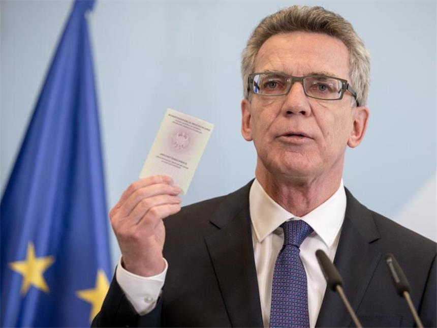 Einführung von neuem Flüchtlingsausweis beschlossen Bundesinnenminister Thomas de Maiziere präsentiert den neuen Flüchtlingsausweis.