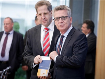 Bundesinnenminister Thomas de Maizière (r) und Verfassungsschutzpräsident Hans-Georg Maaßen präsentieren in Berlin den Verfassungsschutzbericht 2016. Foto: Kay Nietfeld