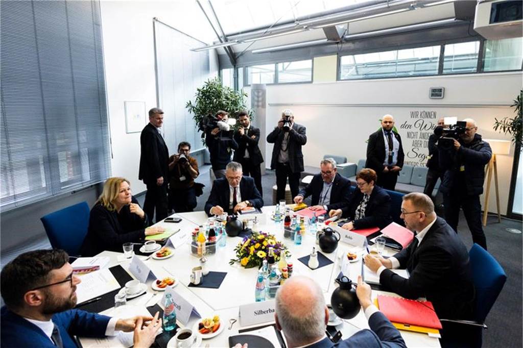 Tarifverhandlungen für öffentlichen Dienst gescheitert: Schlichter soll nach Lösung suchen Bundesinnenministerin Nancy Faeser (2.v.l), Verdi-Chef Frank Werneke (r.), der dbb-Vorsitzende Ulrich Silberbach (M.) und weitere Teilnehmer zu Beginn der dritten Tarifverhandlungsrunde in Potsdam