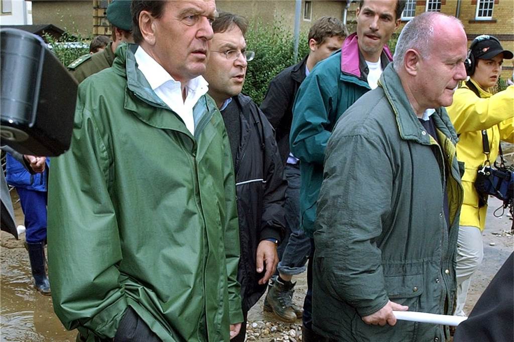 Wahlkämpfer in Gummistiefeln - ein schmaler Grat Bundeskanzler Gerhard Schröder (SPD, l) und der sächsische Ministerpräsident Georg Milbradt (CDU) gehen durch die nach dem Hochwasser verwüstete sächsische Kreisstadt Grimma (Archivfoto vom 14.08.2002).